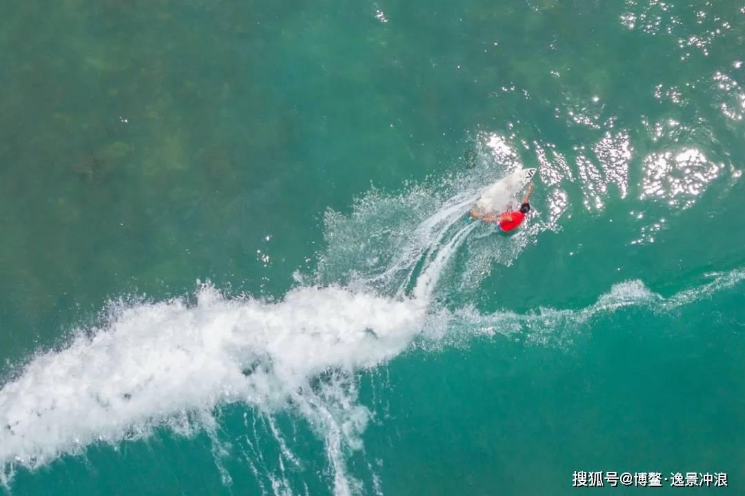 贴窗花　公交车厢年味浓